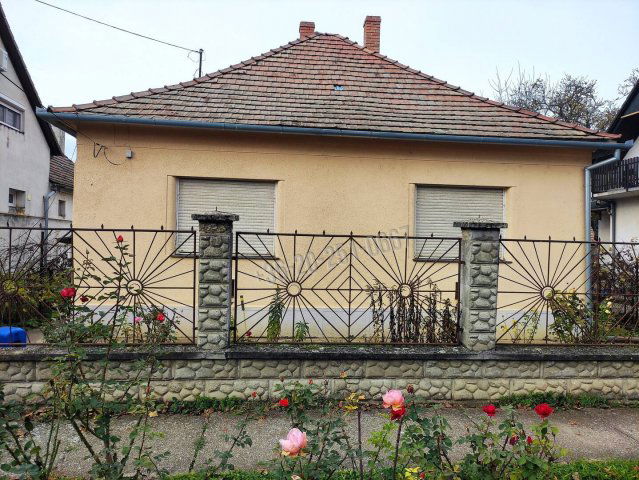 Eladó családi ház, Mohácson 40 M Ft, 3 szobás