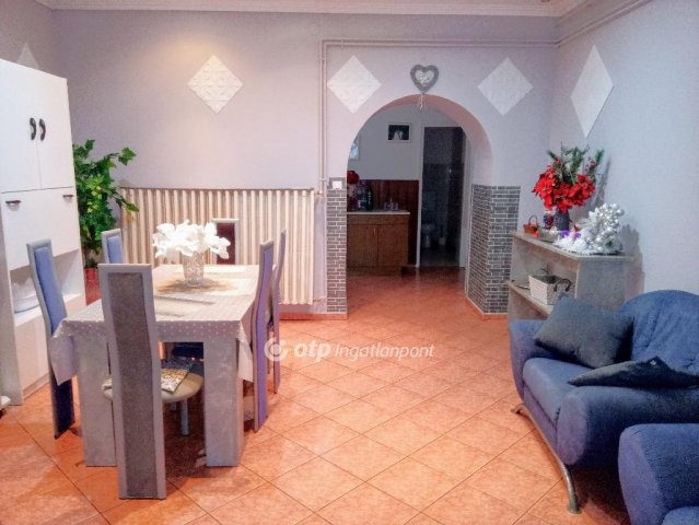 Eladó téglalakás, Dombóváron 25.2 M Ft, 2+1 szobás