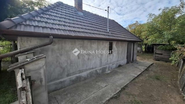 Eladó családi ház, Pilisen 15.5 M Ft, 2 szobás