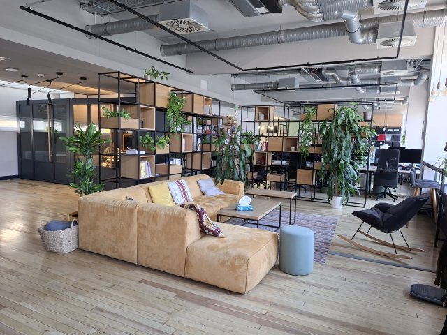 Kiadó iroda, Budapesten, VII. kerületben, Károly körúton