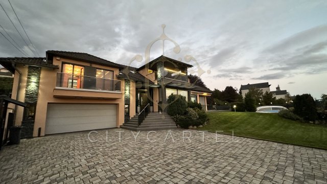 Eladó családi ház, Egerben 489 M Ft, 10 szobás