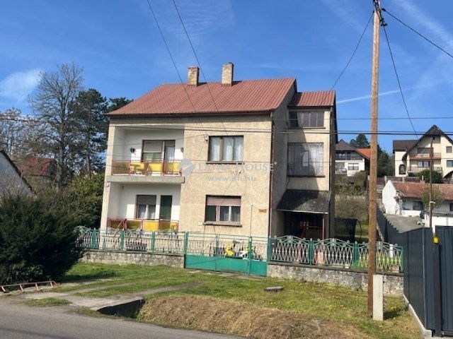 Eladó téglalakás, Pécsett 37.7 M Ft, 3 szobás