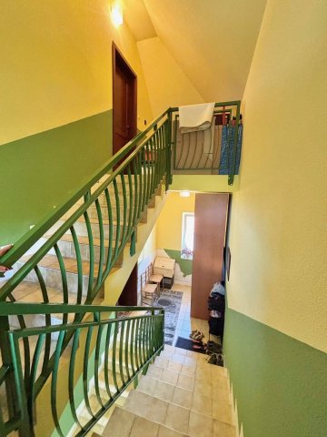 Eladó családi ház, Pécsett 164.9 M Ft, 7+1 szobás