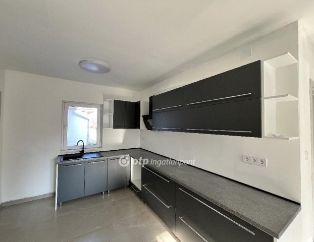 Eladó családi ház, Előszálláson 65 M Ft, 3 szobás