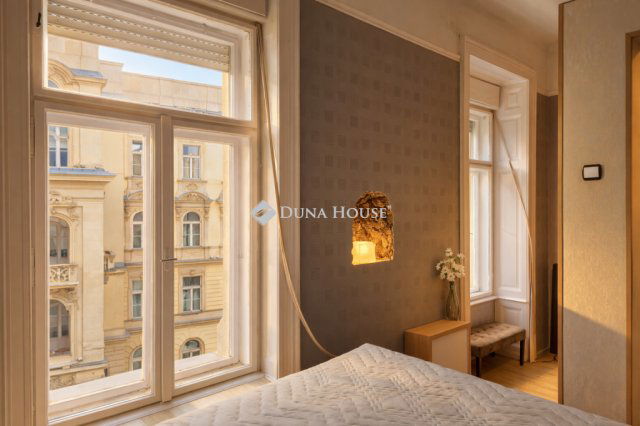 Eladó téglalakás, Budapesten, V. kerületben, Egyetem téren