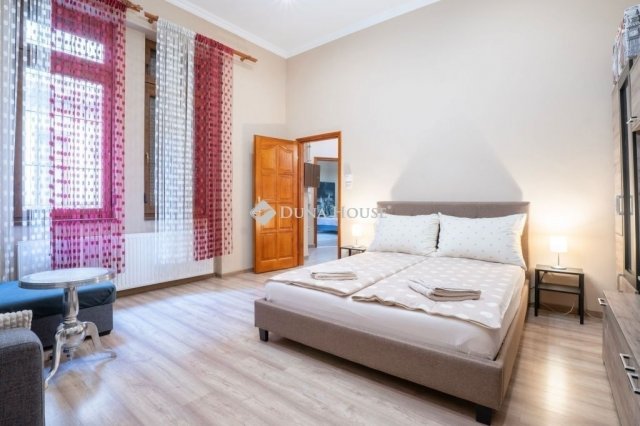 Eladó téglalakás, Budapesten, VI. kerületben 90.9 M Ft, 2 szobás