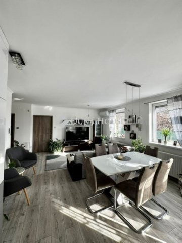 Eladó téglalakás, Pécsett 89.9 M Ft, 3 szobás