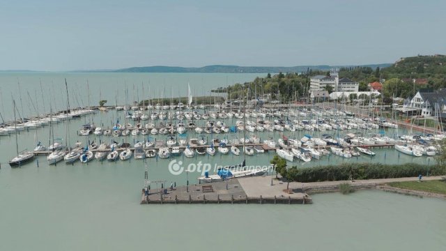 Eladó téglalakás, Balatonkenesén 122.1 M Ft, 3 szobás