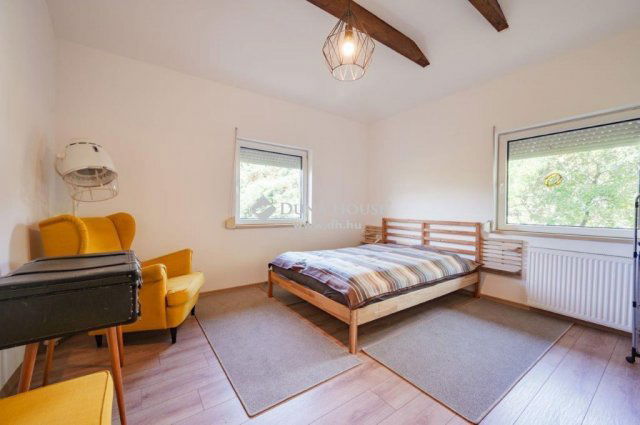 Eladó családi ház, Budaörsön 285 M Ft, 8 szobás