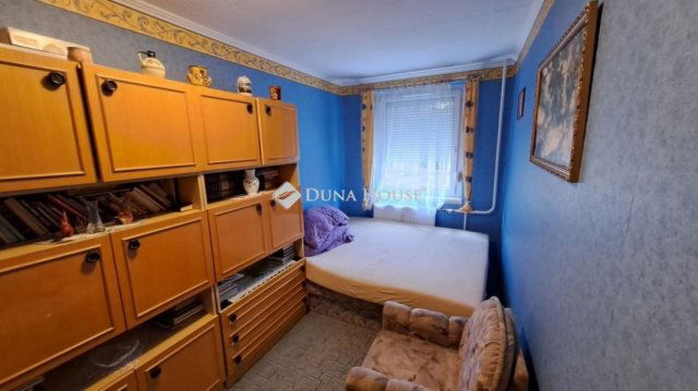 Eladó panellakás, Balatonfüreden 69.9 M Ft, 3 szobás