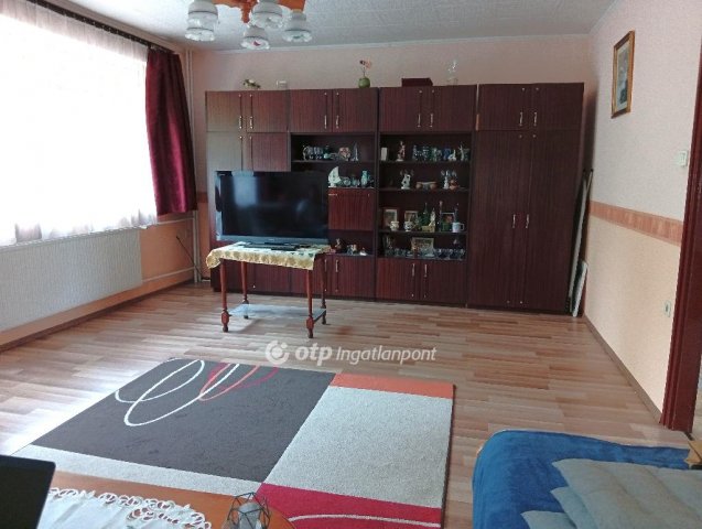Eladó sorház, Ajkán 65 M Ft, 4 szobás / költözzbe.hu