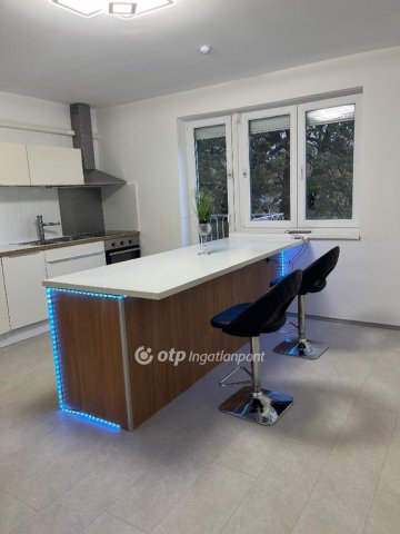 Eladó téglalakás, Komlón 35.4 M Ft, 2 szobás