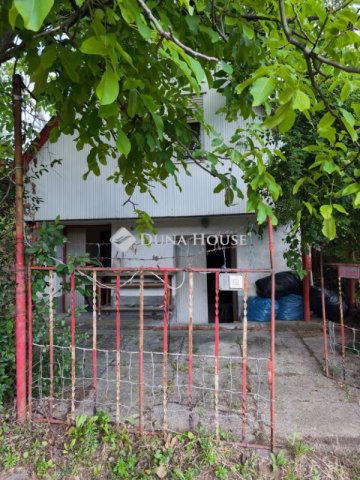 Eladó családi ház, Pécsett 5.2 M Ft, 1 szobás