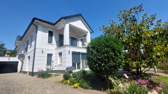 Eladó családi ház, Keszthelyen 359 M Ft, 8 szobás