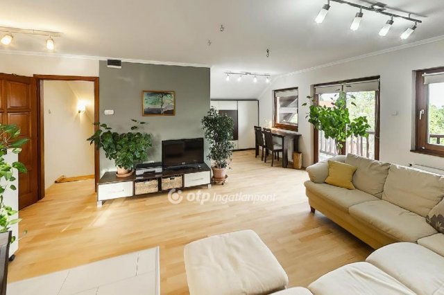 Eladó családi ház, Pécsett 333 M Ft, 7+1 szobás