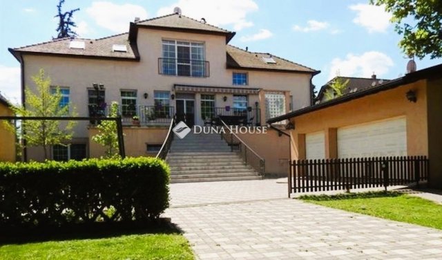 Eladó családi ház, Vecsésen 395 M Ft, 8 szobás