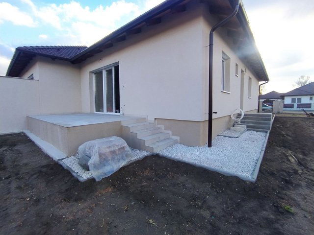 Eladó ikerház, Vácrátóton 99.8 M Ft, 4 szobás