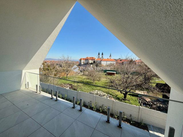Eladó családi ház, Veszprémben 287.53 M Ft, 5 szobás