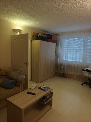 Eladó panellakás, Egerben 39.5 M Ft, 3+2 szobás
