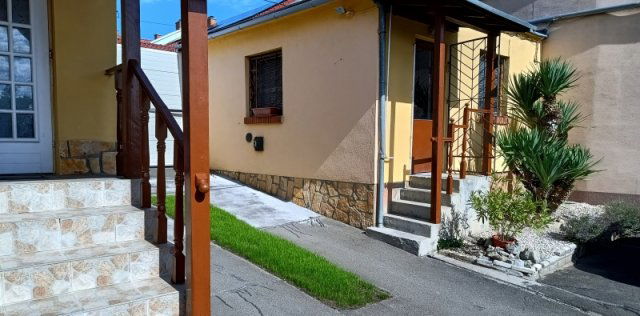 Eladó családi ház, Pécsett 79 M Ft, 5 szobás