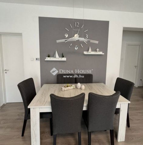 Eladó családi ház, Szigetszentmiklóson 119.9 M Ft, 5 szobás