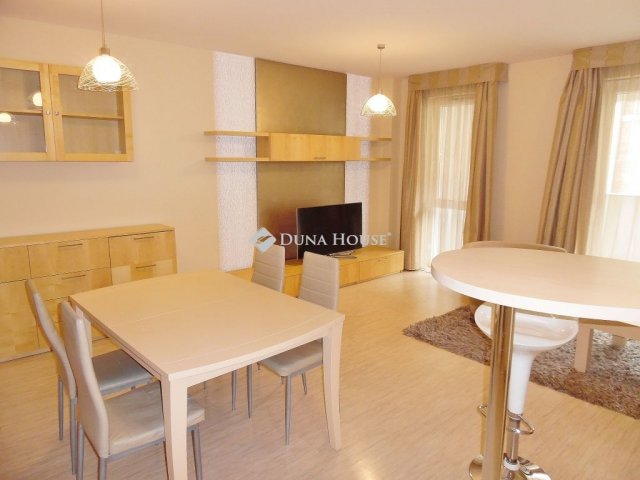 Kiadó téglalakás, albérlet, Debrecenben 220 E Ft / hó, 3 szobás
