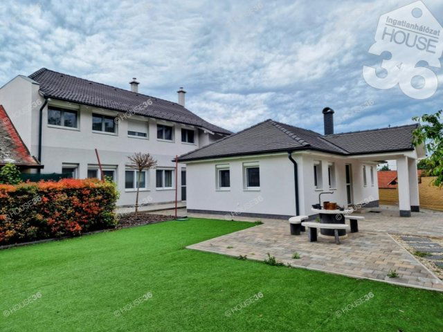 Eladó családi ház, Balatonbogláron 840 M Ft, 17 szobás