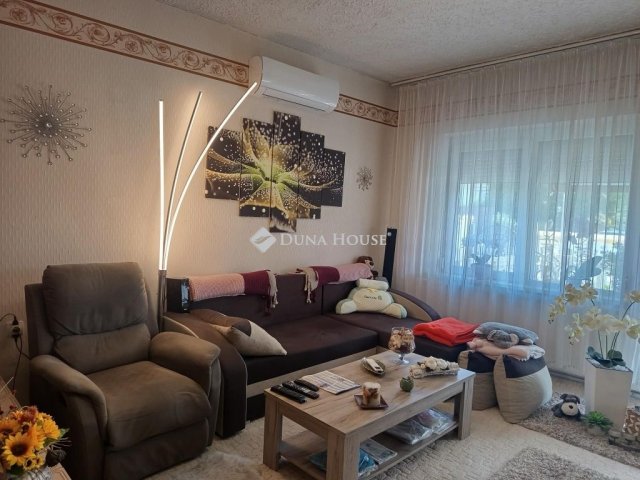 Eladó családi ház, Komlón 84.9 M Ft, 4 szobás