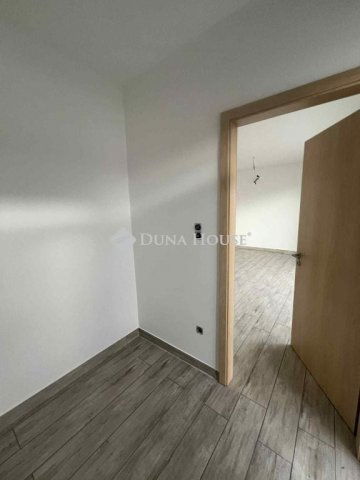 Eladó ikerház, Jászberényben 65.9 M Ft, 4 szobás