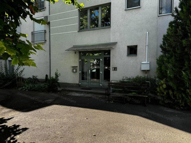 Eladó téglalakás, Cegléden 33 M Ft, 1 szobás