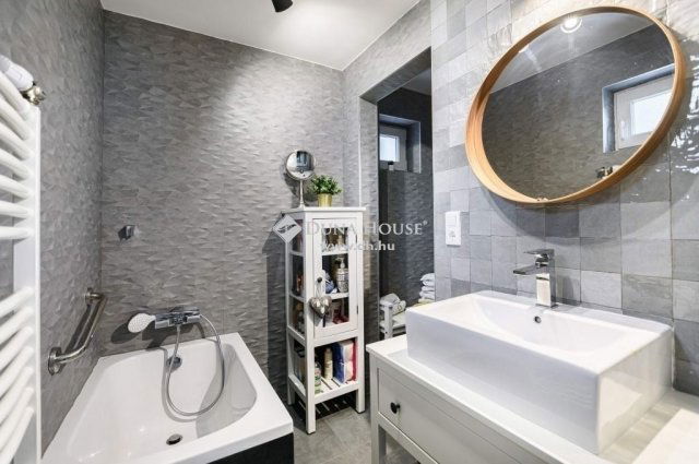 Eladó családi ház, Szentendrén 221 M Ft, 4 szobás