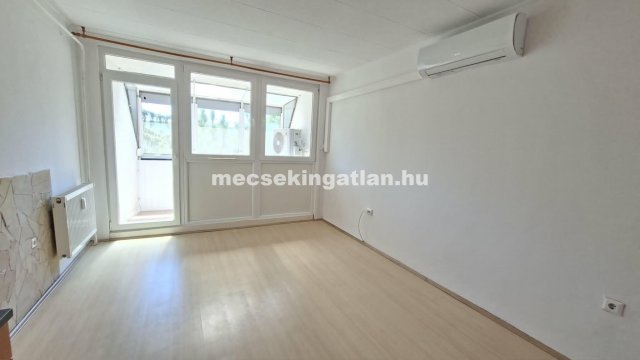 Eladó panellakás, Pécsett 0.15 M Ft, 2 szobás