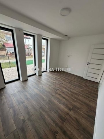 Eladó családi ház, Vecsésen 245 M Ft, 5 szobás