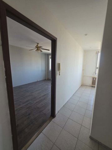 Eladó panellakás, Dunaújvárosban 33.8 M Ft, 2 szobás