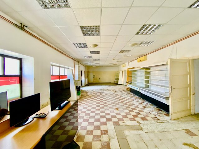Kiadó üzlethelyiség, Komáromban 400 E Ft / hó