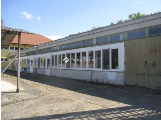 Eladó ipari ingatlan, Komáromban 79.5 M Ft / költözzbe.hu
