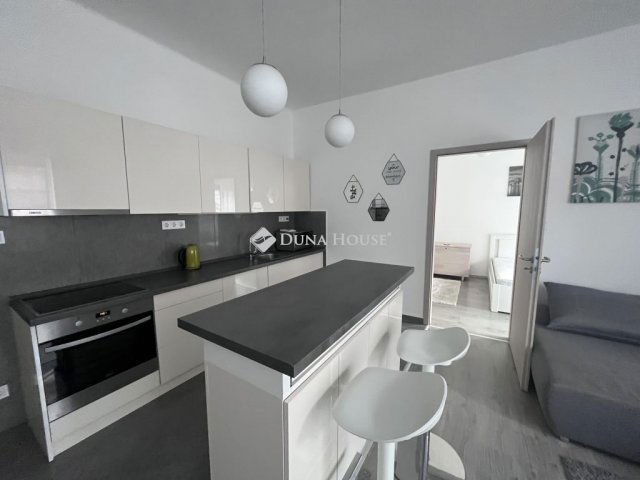 Eladó téglalakás, Pécsett 74.99 M Ft, 3 szobás