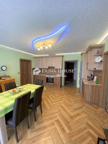 Eladó családi ház, Balatonalmádiban 349 M Ft, 10 szobás