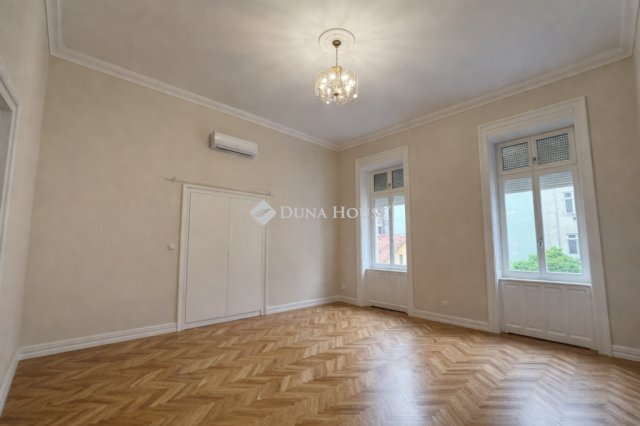 Eladó téglalakás, Budapesten, V. kerületben, Honvéd utcában