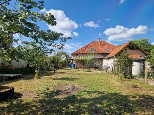 Eladó családi ház, Baján 77.9 M Ft, 6 szobás