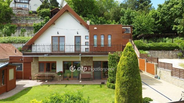 Eladó családi ház, Balatonalmádiban 219.9 M Ft, 6 szobás