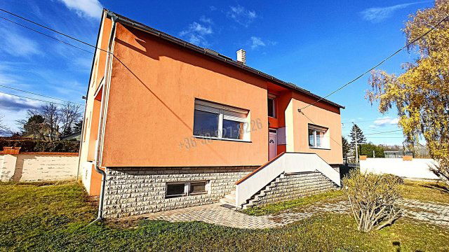 Eladó családi ház, Öttevényen 98.8 M Ft, 8 szobás