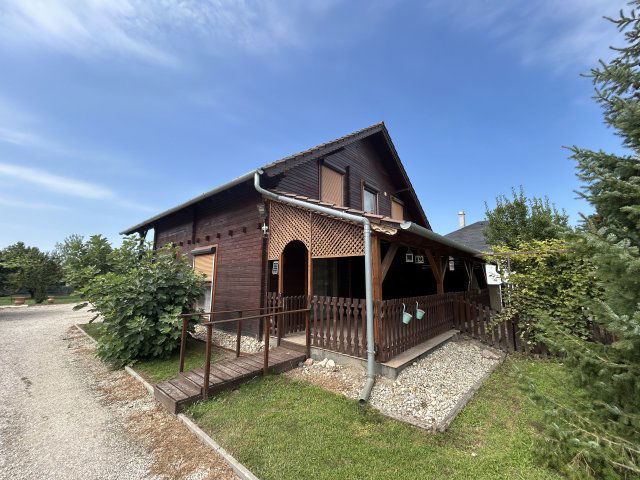 Eladó családi ház, Vámosszabadin 69.9 M Ft, 8 szobás