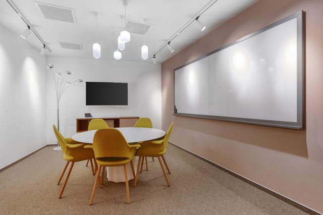 Kiadó iroda, Budapesten, V. kerületben, Szervita téren