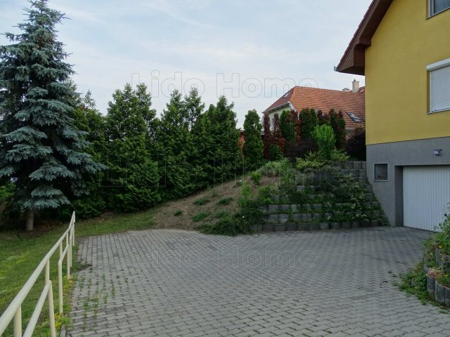 Eladó téglalakás, Győrött 93 M Ft, 5 szobás
