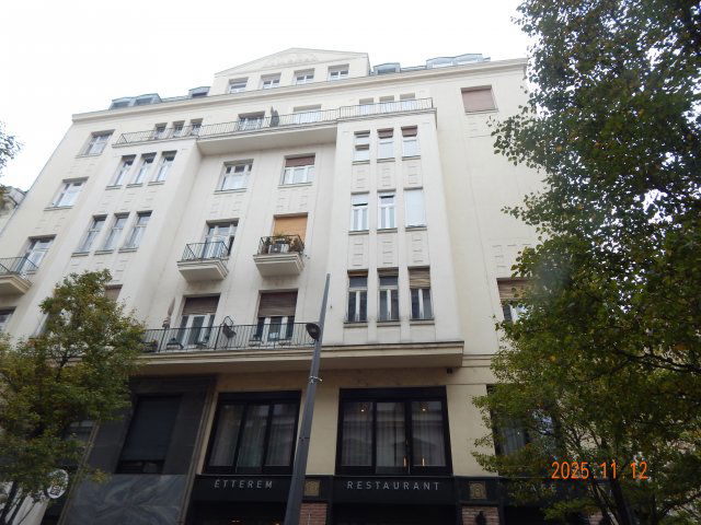 Eladó téglalakás, Budapesten, V. kerületben, Október 6. utcában