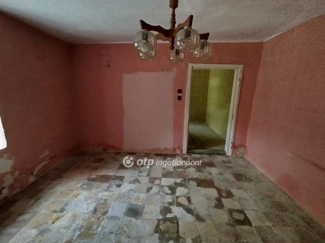 Eladó családi ház, Pécsett 18.99 M Ft, 1 szobás