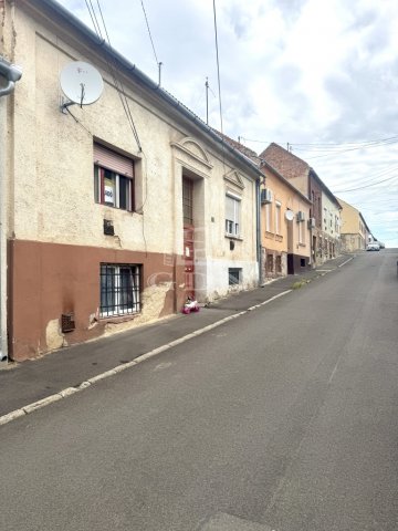 Eladó téglalakás, Pécsett 31 M Ft, 2+1 szobás