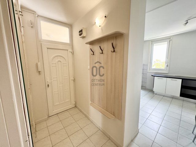 Eladó téglalakás, Szekszárdon, Kőrösi Csoma Sándor utcában