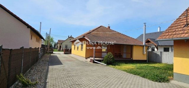 Eladó családi ház, Tápiószecsőn 64.9 M Ft, 3 szobás